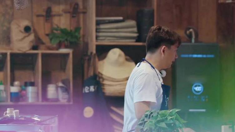 黄磊 鲜花饼红烧狮子头、鲜花饼、素佛跳墙、薄荷牛肉汤……一报菜名就吞口水,这次小葵站鲜花饼